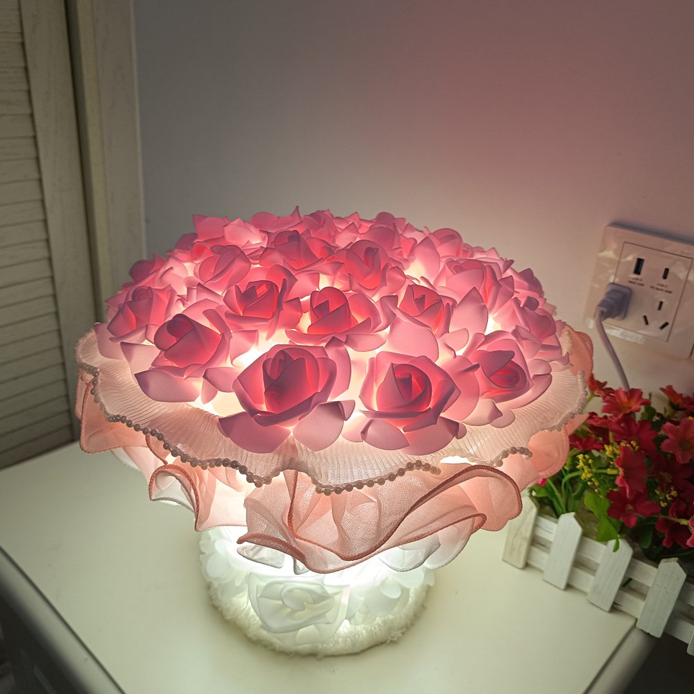 Desk‑shaped table lamp with simulated rose bouquet, pink rose bouquet‑style table lamp, small decorative table lamp with pearl tulle lace for gentle and romantic bedroom gifting