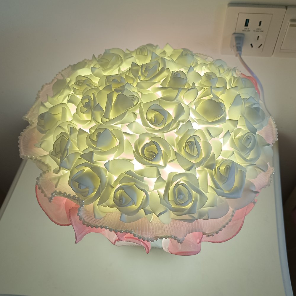 Desk‑shaped table lamp with simulated rose bouquet, pink rose bouquet‑style table lamp, small decorative table lamp with pearl tulle lace for gentle and romantic bedroom gifting