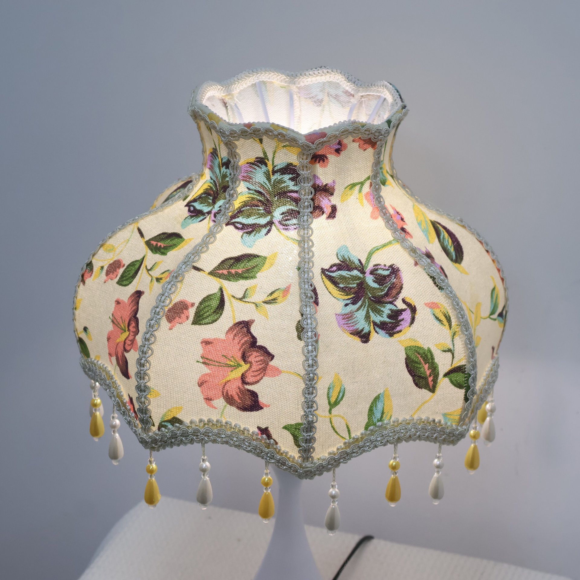 Vintage Floral Fabric Table Lamp with Bead Tassels, French Country Style Bedside Desk Lamp for Bedroom Living Room Home Decor