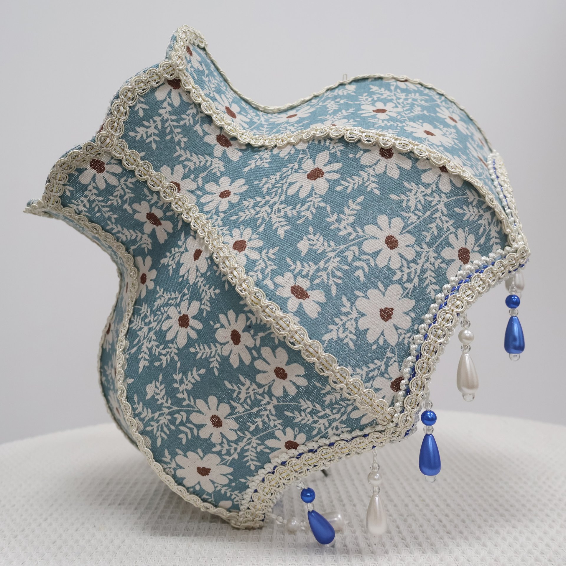 Vintage Blue Daisy Floral Fabric Table Lamp, Wavy Lace Trim Beaded Tassel Lampshade, White Metal Base Cottagecore Bedside Lamp for Bedroom Home Decor