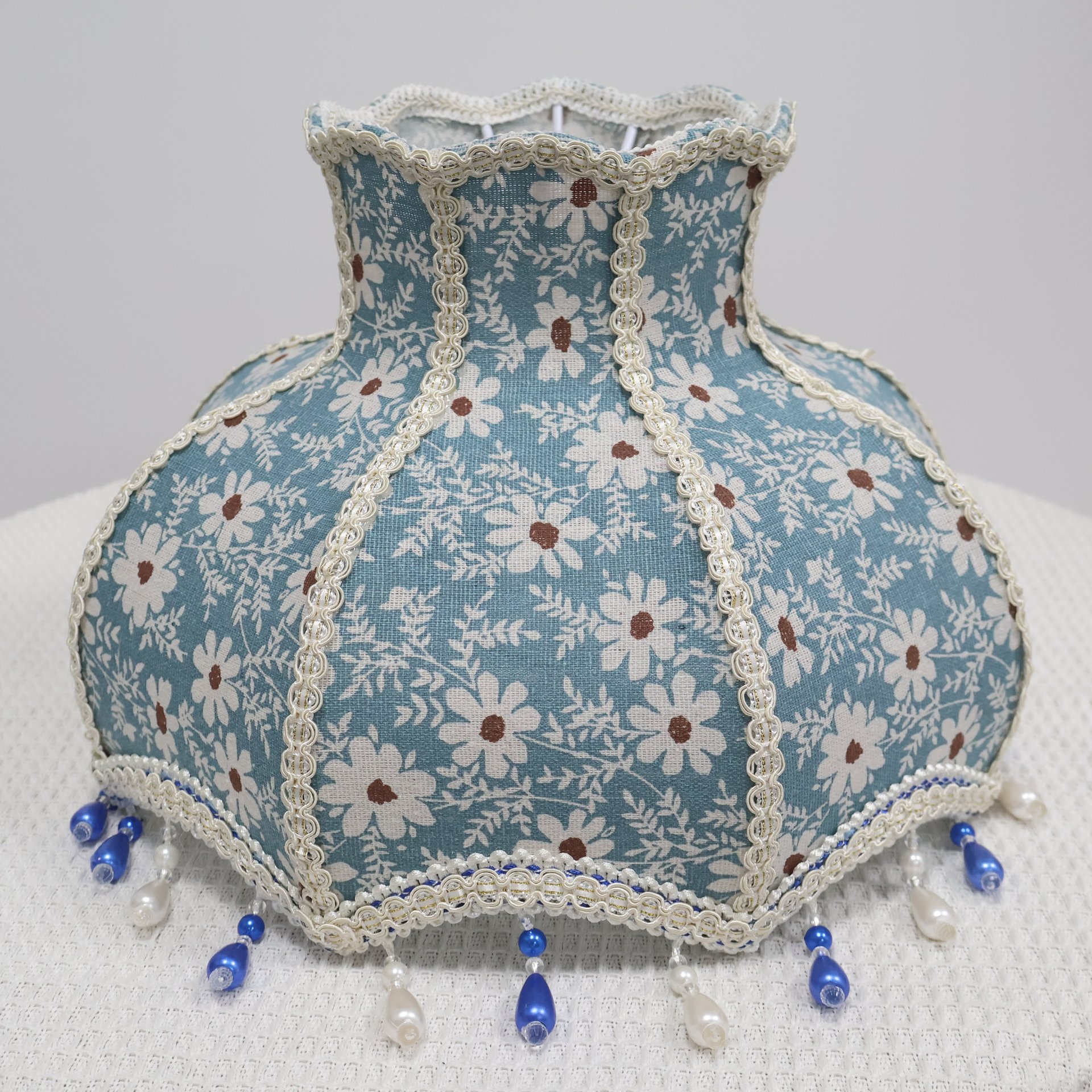 Vintage Blue Daisy Floral Fabric Table Lamp, Wavy Lace Trim Beaded Tassel Lampshade, White Metal Base Cottagecore Bedside Lamp for Bedroom Home Decor