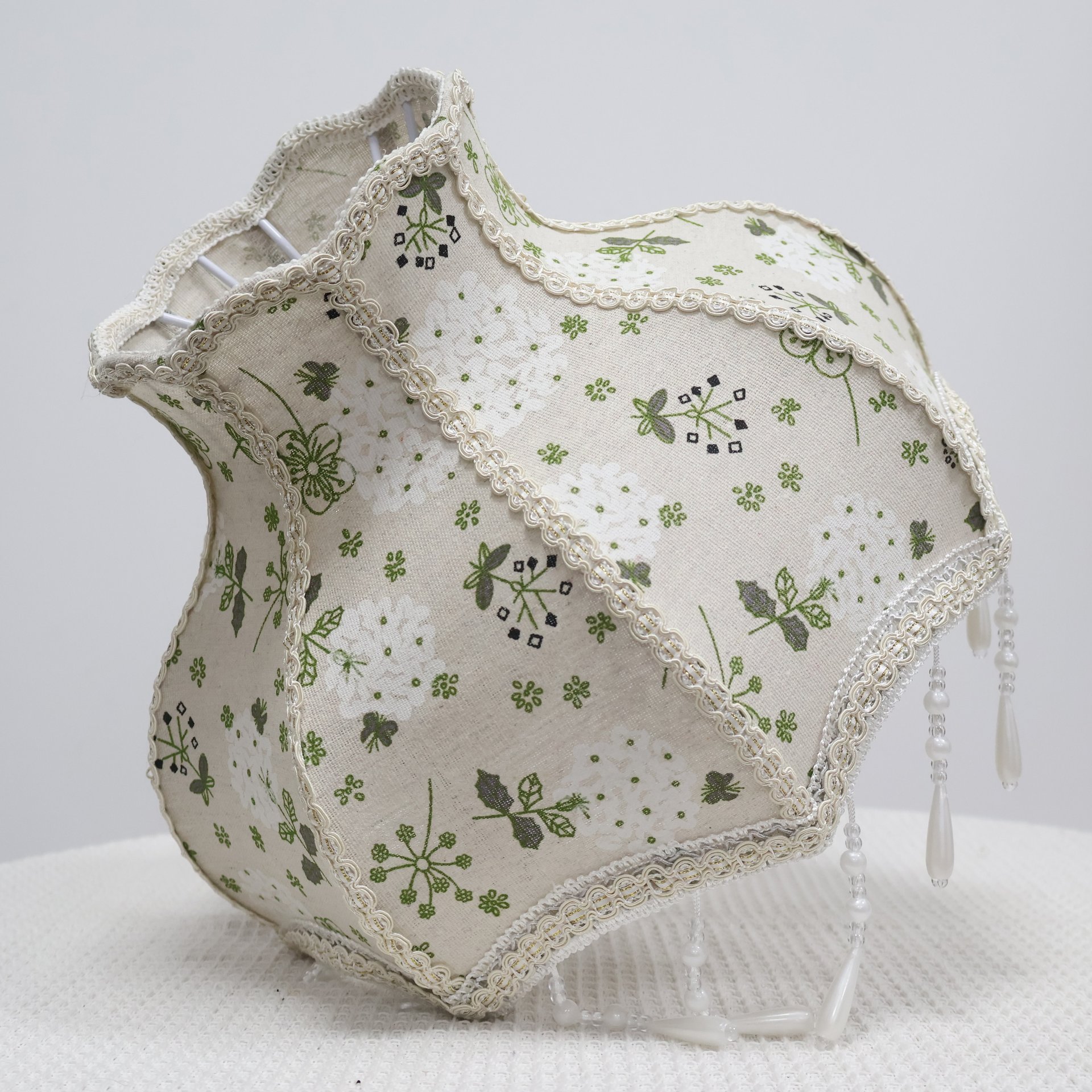Vintage Floral Fabric Table Lamp Shade, Beige Base Green White Flower Print Lace Trim Crystal Bead Tassel Replacement Lampshade for Table Lamp, Cottage Decor Lamp Cover