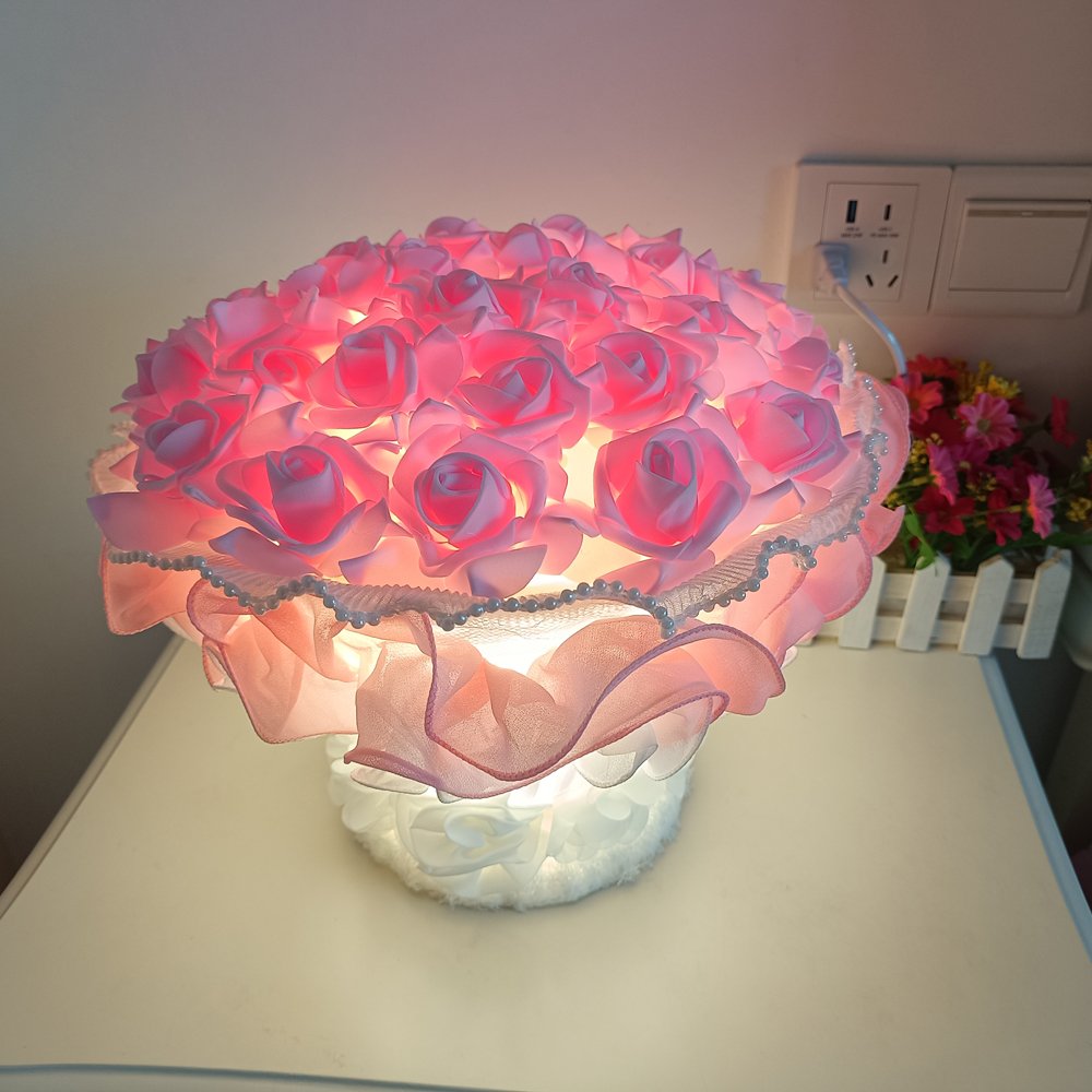 Desk‑shaped table lamp with simulated rose bouquet, pink rose bouquet‑style table lamp, small decorative table lamp with pearl tulle lace for gentle and romantic bedroom gifting