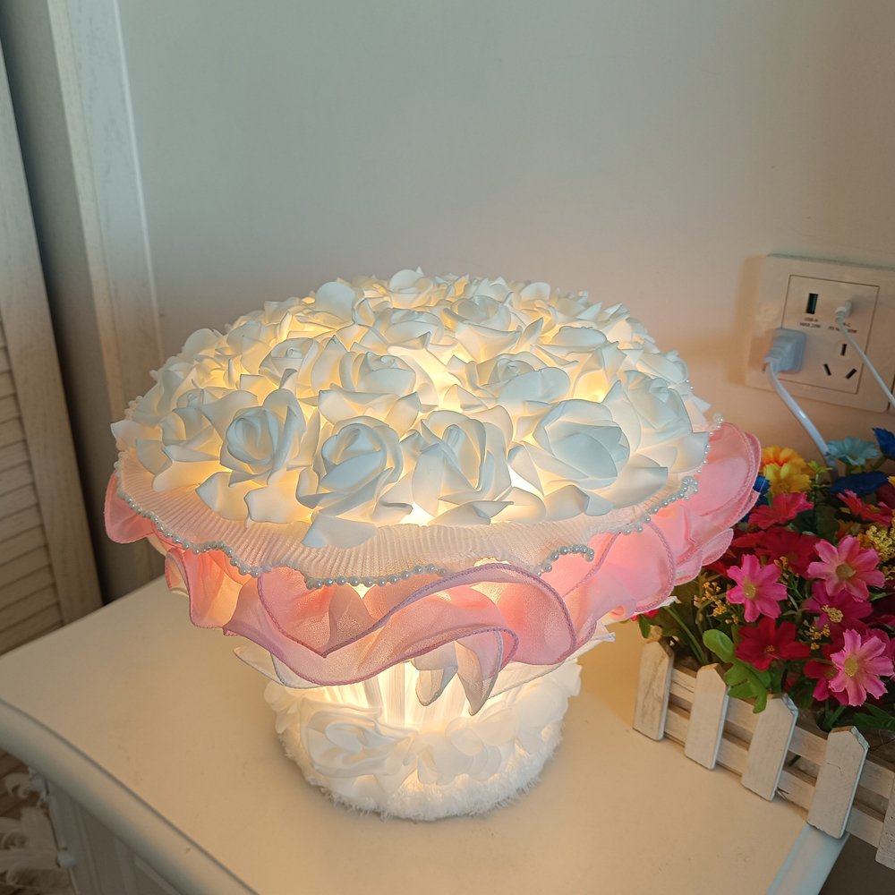 Desk‑shaped table lamp with simulated rose bouquet, pink rose bouquet‑style table lamp, small decorative table lamp with pearl tulle lace for gentle and romantic bedroom gifting