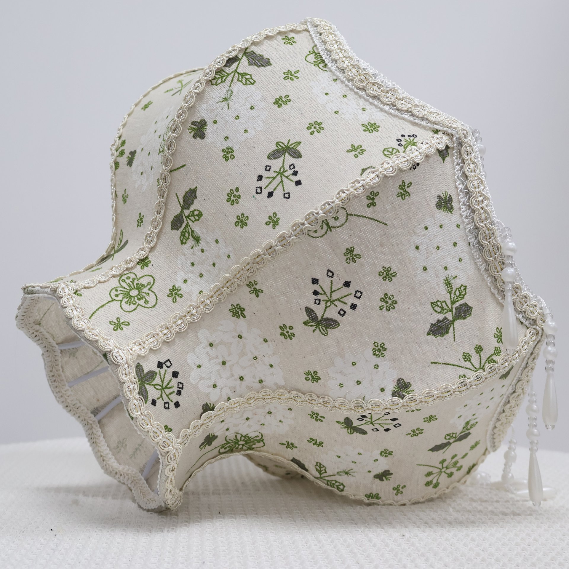Vintage Floral Fabric Table Lamp Shade, Beige Base Green White Flower Print Lace Trim Crystal Bead Tassel Replacement Lampshade for Table Lamp, Cottage Decor Lamp Cover