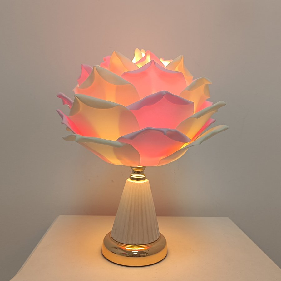 Pink‑white gradient large rose flower table lamp, ceramic‑texture base bedroom bedside lamp, romantic wedding‑room atmosphere decorative table lamp