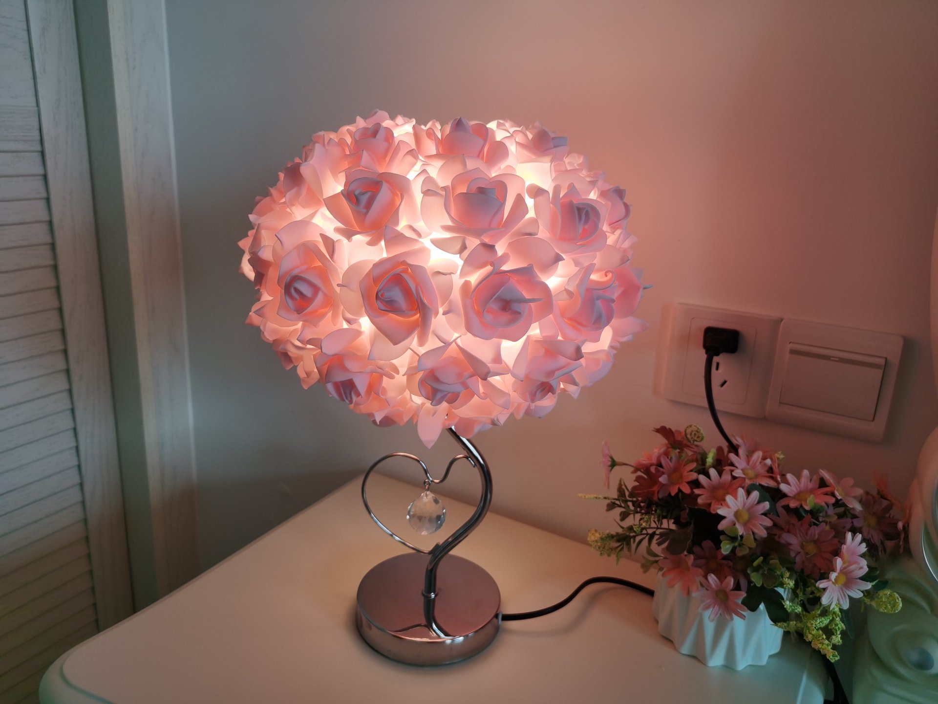 French Romantic Rose Ball Table Lamp – Girlish Heart‑Loving Crystal Pendant Desktop Night Light – Cozy Bedroom Bedside Decorative Lamp