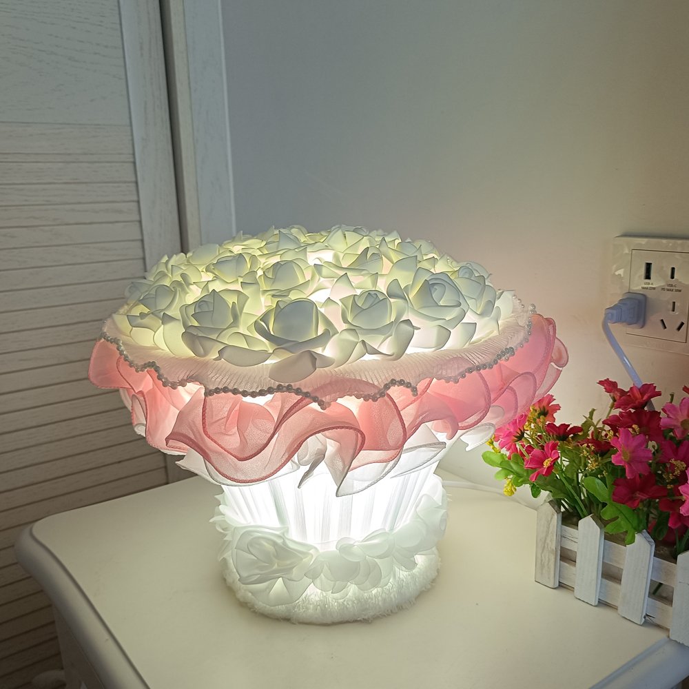 Desk‑shaped table lamp with simulated rose bouquet, pink rose bouquet‑style table lamp, small decorative table lamp with pearl tulle lace for gentle and romantic bedroom gifting