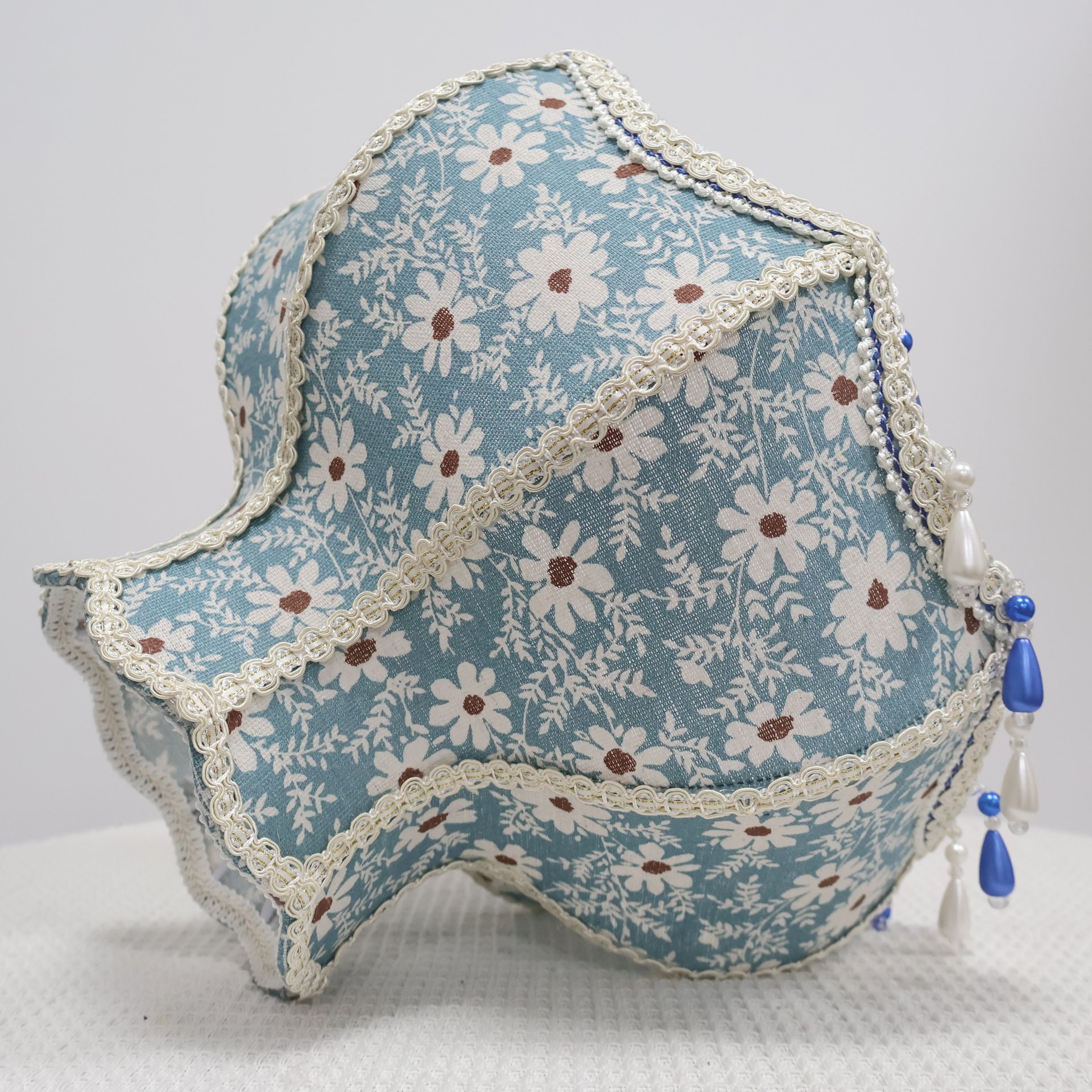 Vintage Blue Daisy Floral Fabric Table Lamp, Wavy Lace Trim Beaded Tassel Lampshade, White Metal Base Cottagecore Bedside Lamp for Bedroom Home Decor