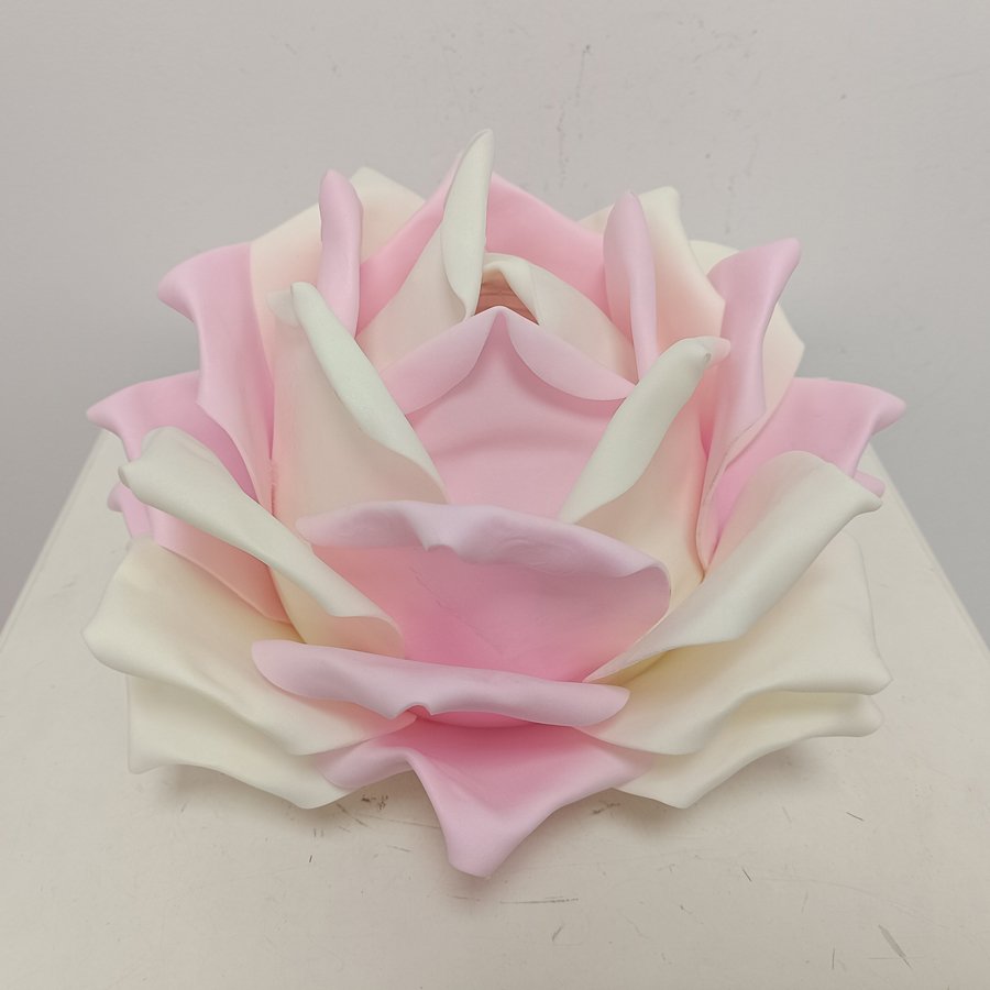 Pink‑white gradient large rose lampshade, 3D flower‑shaped lampshade, replacement shell for bedroom and wedding‑room table lamps and wall lamps, simulated large rose fabric lampshade, petal‑shaped lampshade