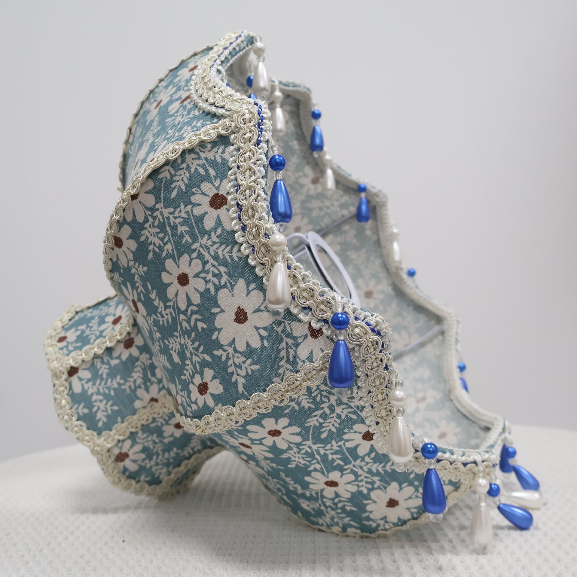 Vintage Blue Daisy Floral Fabric Table Lamp, Wavy Lace Trim Beaded Tassel Lampshade, White Metal Base Cottagecore Bedside Lamp for Bedroom Home Decor