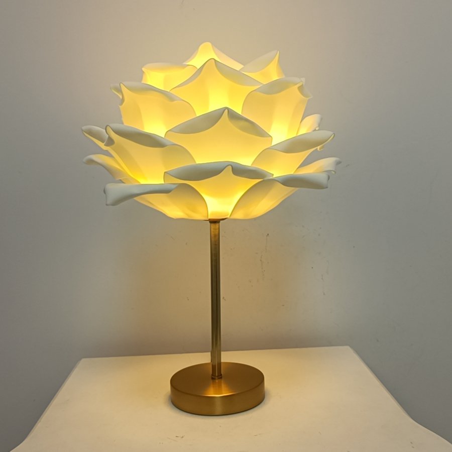 Desktop Table Lamp with Simulated Large Rose‑Petal Shape, Romantic Small Table Lamp for Bridal Chamber and Homestay Decoration