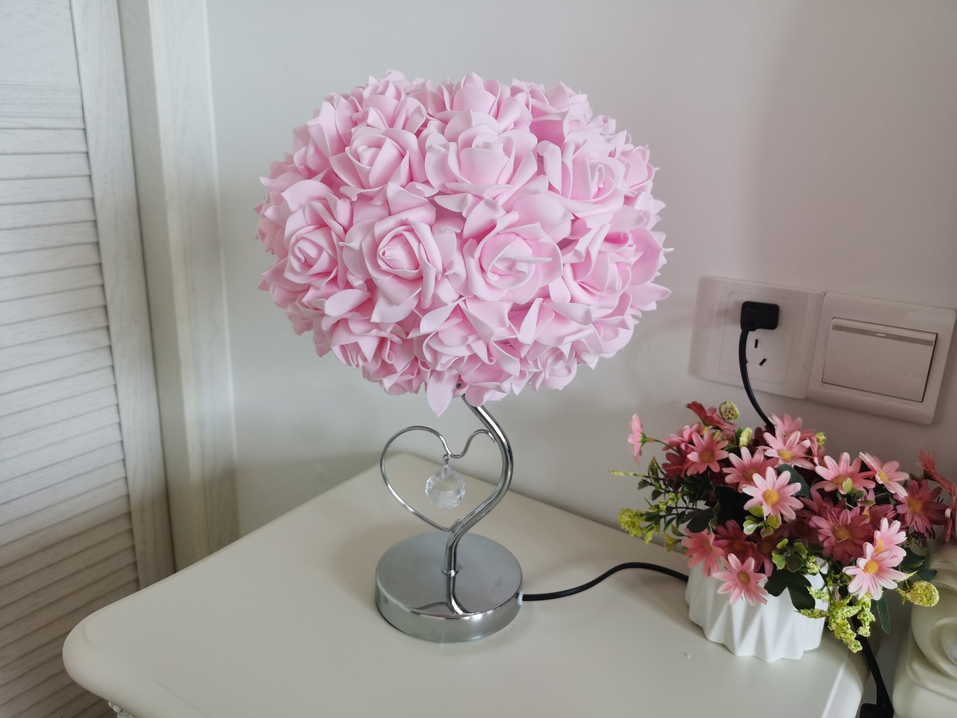 French Romantic Rose Ball Table Lamp – Girlish Heart‑Loving Crystal Pendant Desktop Night Light – Cozy Bedroom Bedside Decorative Lamp