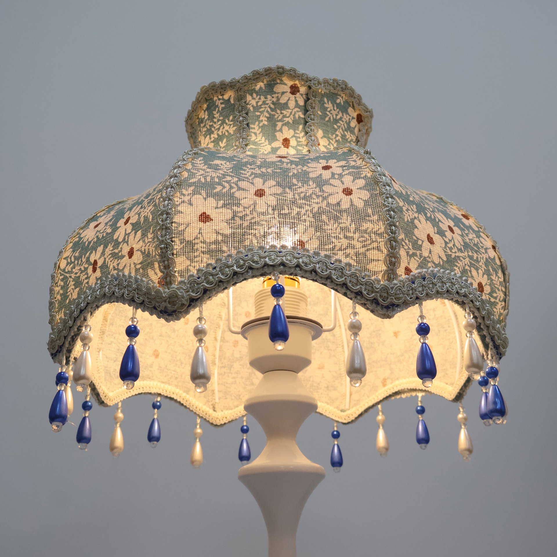 Vintage Blue Daisy Floral Fabric Table Lamp, Wavy Lace Trim Beaded Tassel Lampshade, White Metal Base Cottagecore Bedside Lamp for Bedroom Home Decor