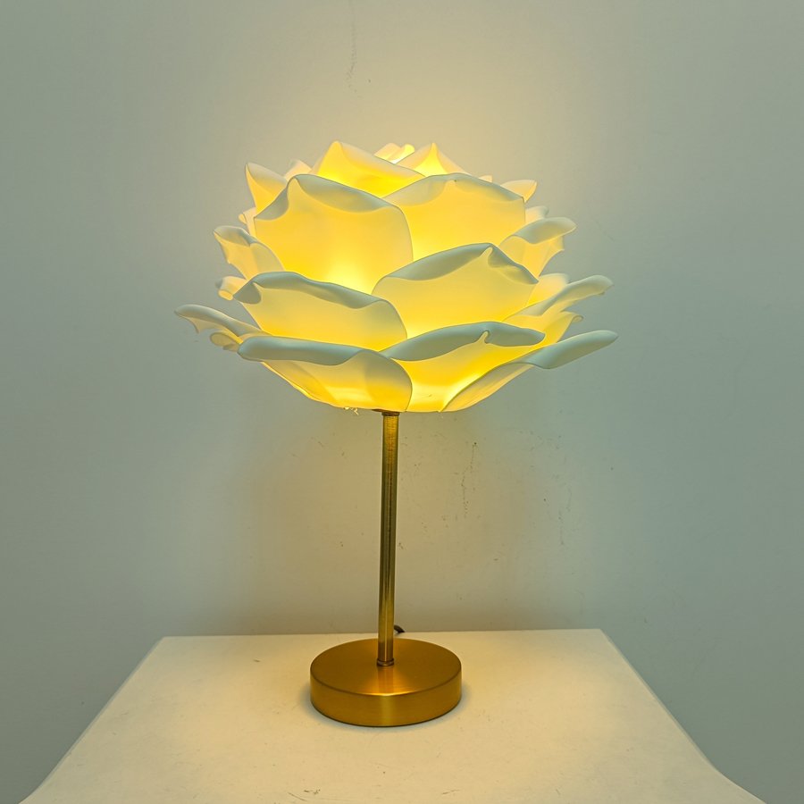 Desktop Table Lamp with Simulated Large Rose‑Petal Shape, Romantic Small Table Lamp for Bridal Chamber and Homestay Decoration