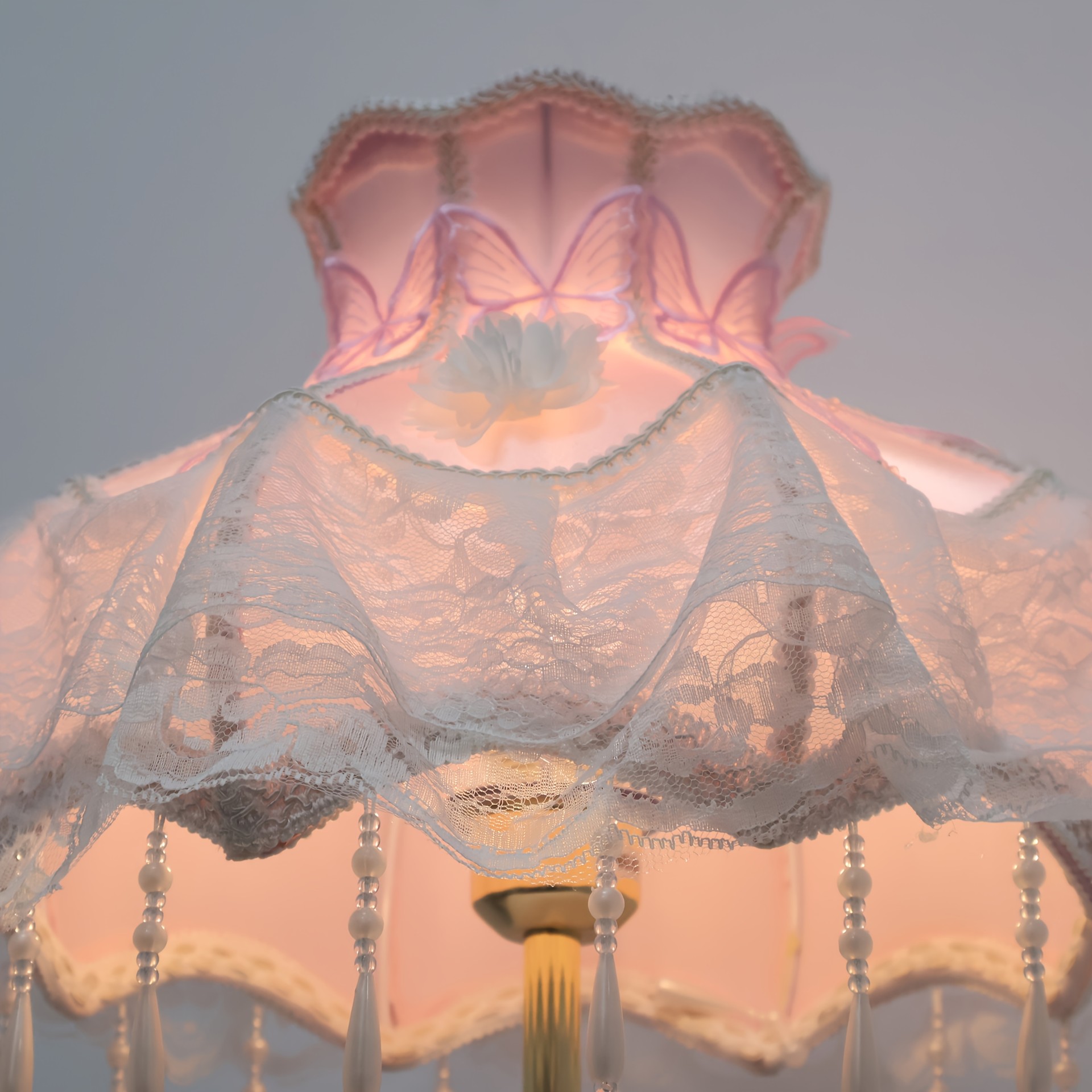 Viral Coquette Pink Lace Table Lamp Butterfly Floral Pearl Tassel Princess Bedside Lamp Aesthetic Romantic Decor Night Light for Bedroom Dresser Gift