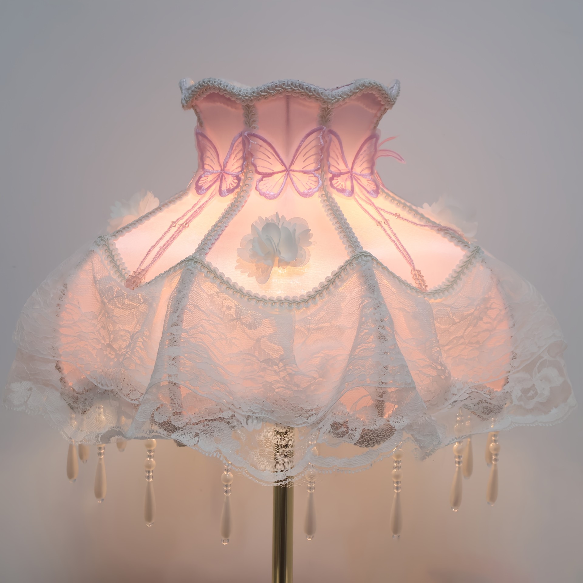 Viral Coquette Pink Lace Table Lamp Butterfly Floral Pearl Tassel Princess Bedside Lamp Aesthetic Romantic Decor Night Light for Bedroom Dresser Gift