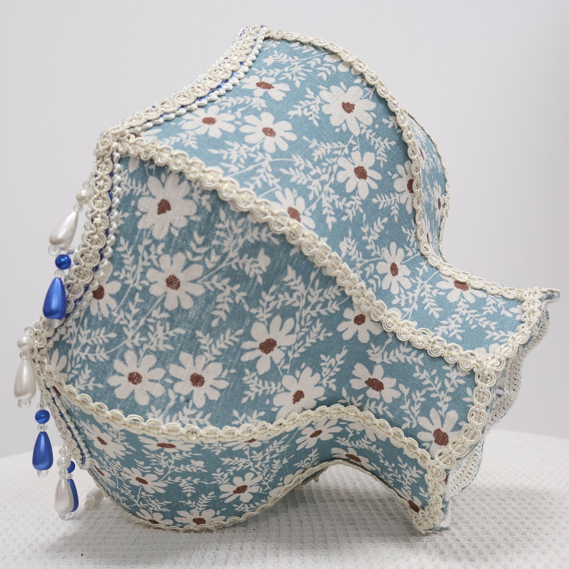 Vintage Blue Daisy Floral Fabric Table Lamp, Wavy Lace Trim Beaded Tassel Lampshade, White Metal Base Cottagecore Bedside Lamp for Bedroom Home Decor