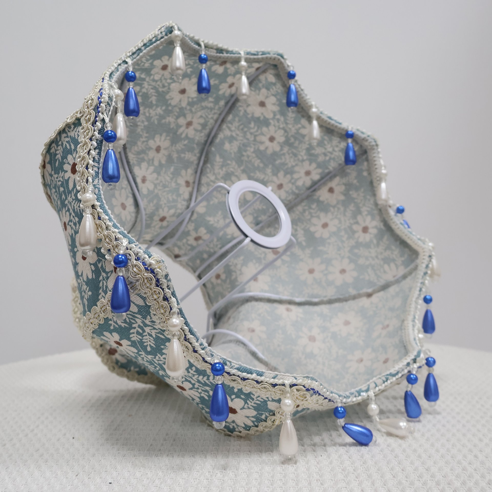 Vintage Blue Daisy Floral Fabric Table Lamp, Wavy Lace Trim Beaded Tassel Lampshade, White Metal Base Cottagecore Bedside Lamp for Bedroom Home Decor