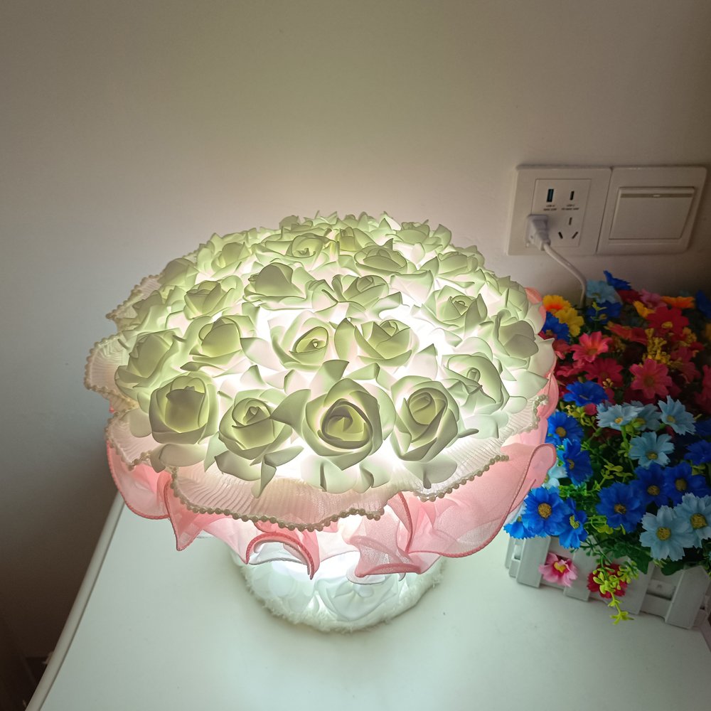 Desk‑shaped table lamp with simulated rose bouquet, pink rose bouquet‑style table lamp, small decorative table lamp with pearl tulle lace for gentle and romantic bedroom gifting