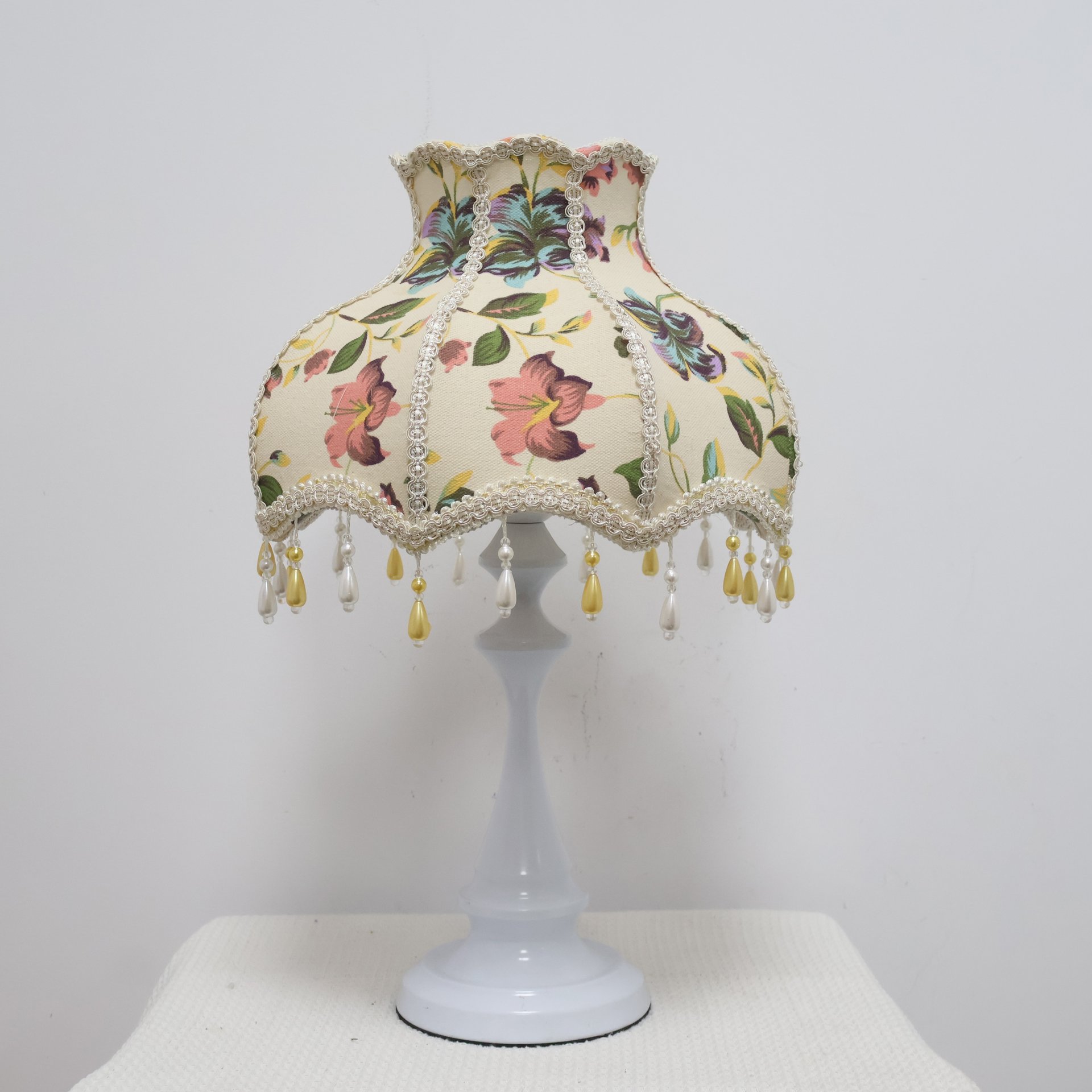 Vintage Floral Fabric Table Lamp with Bead Tassels, French Country Style Bedside Desk Lamp for Bedroom Living Room Home Decor