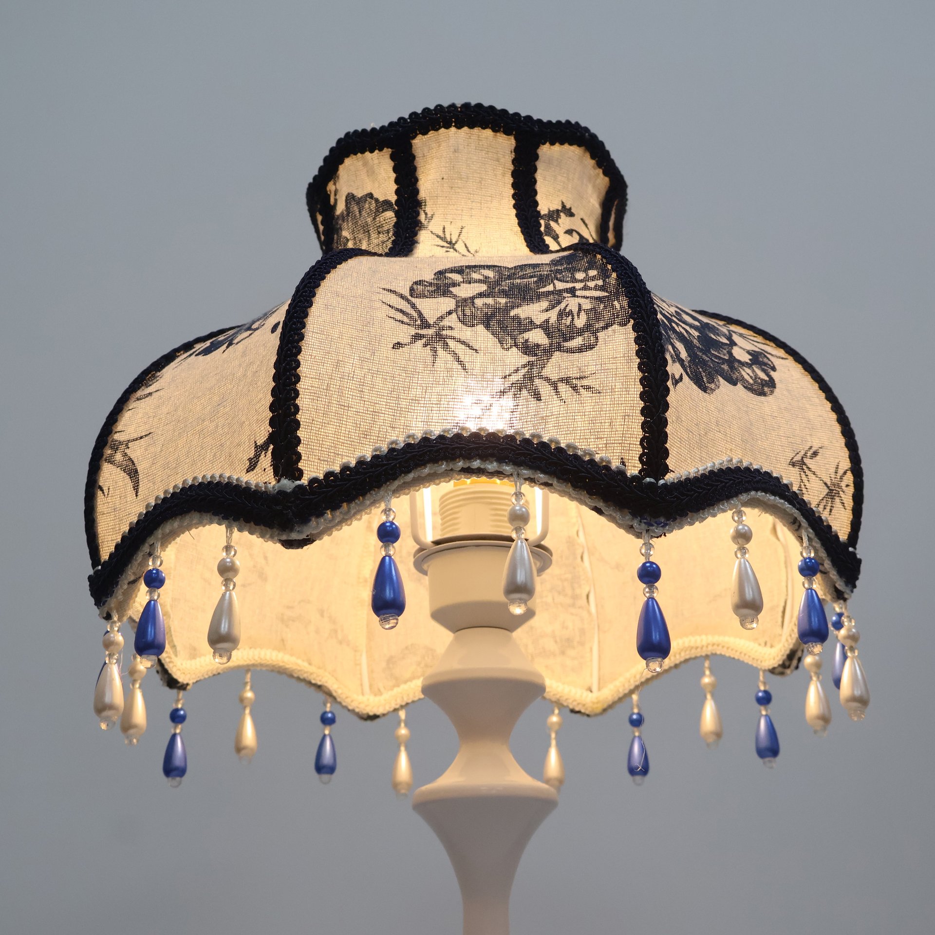 Vintage Chrysanthemum Pattern Silk-Cotton Fabric Blue and White Pearl Pendant Light Shade