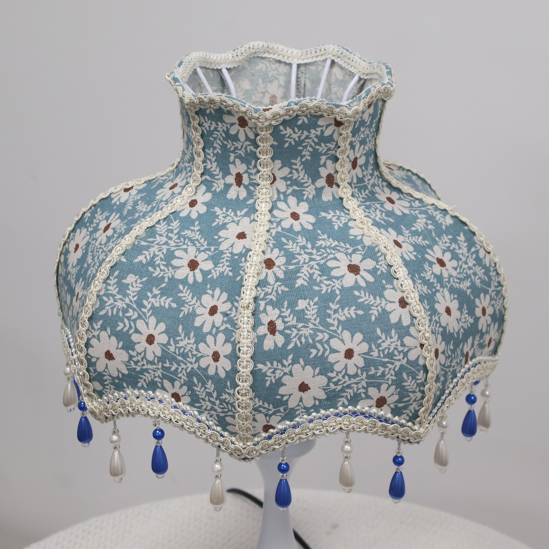 Vintage Blue Daisy Floral Fabric Table Lamp, Wavy Lace Trim Beaded Tassel Lampshade, White Metal Base Cottagecore Bedside Lamp for Bedroom Home Decor