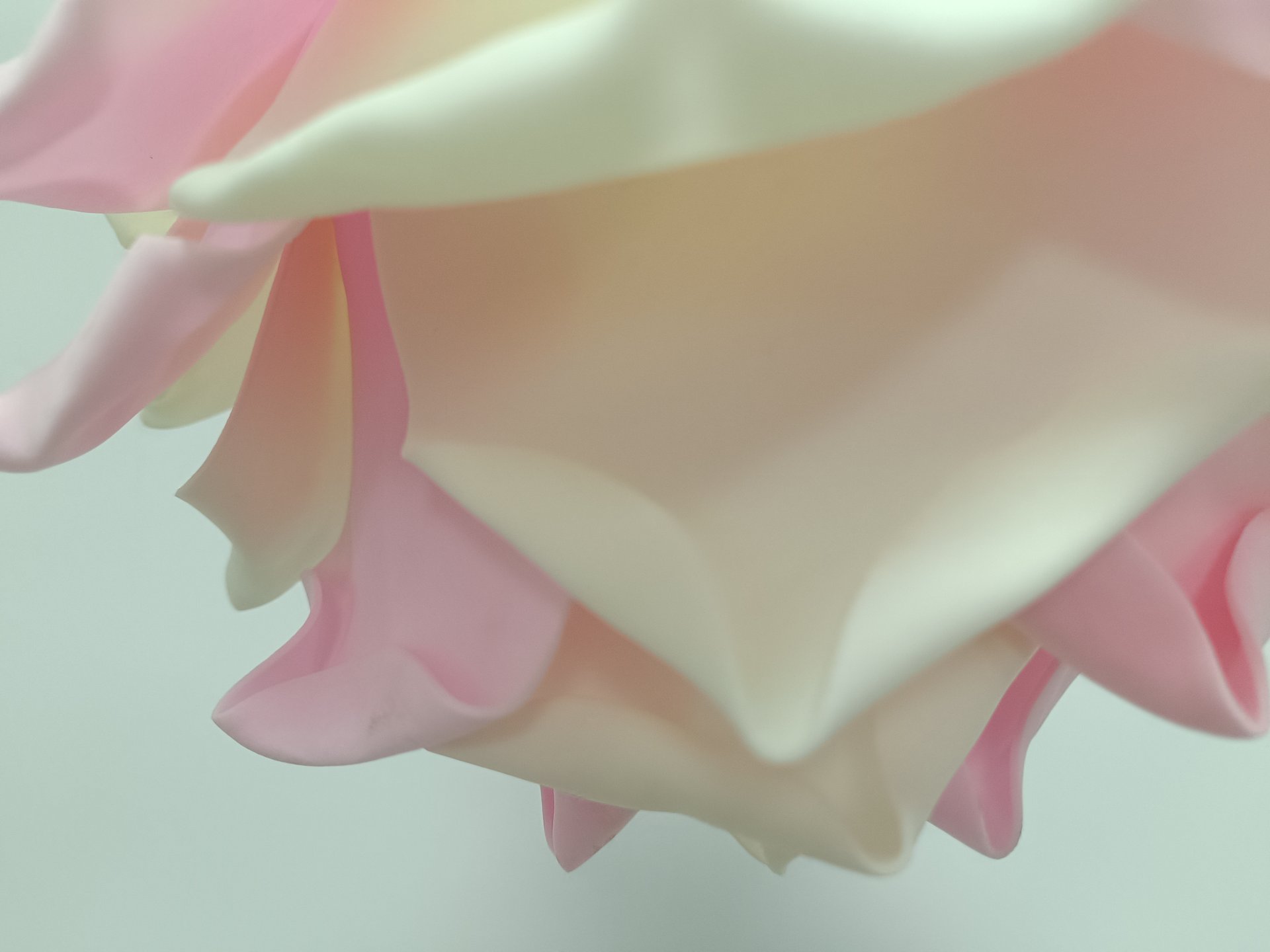 Pink‑white gradient large rose lampshade, 3D flower‑shaped lampshade, replacement shell for bedroom and wedding‑room table lamps and wall lamps, simulated large rose fabric lampshade, petal‑shaped lampshade
