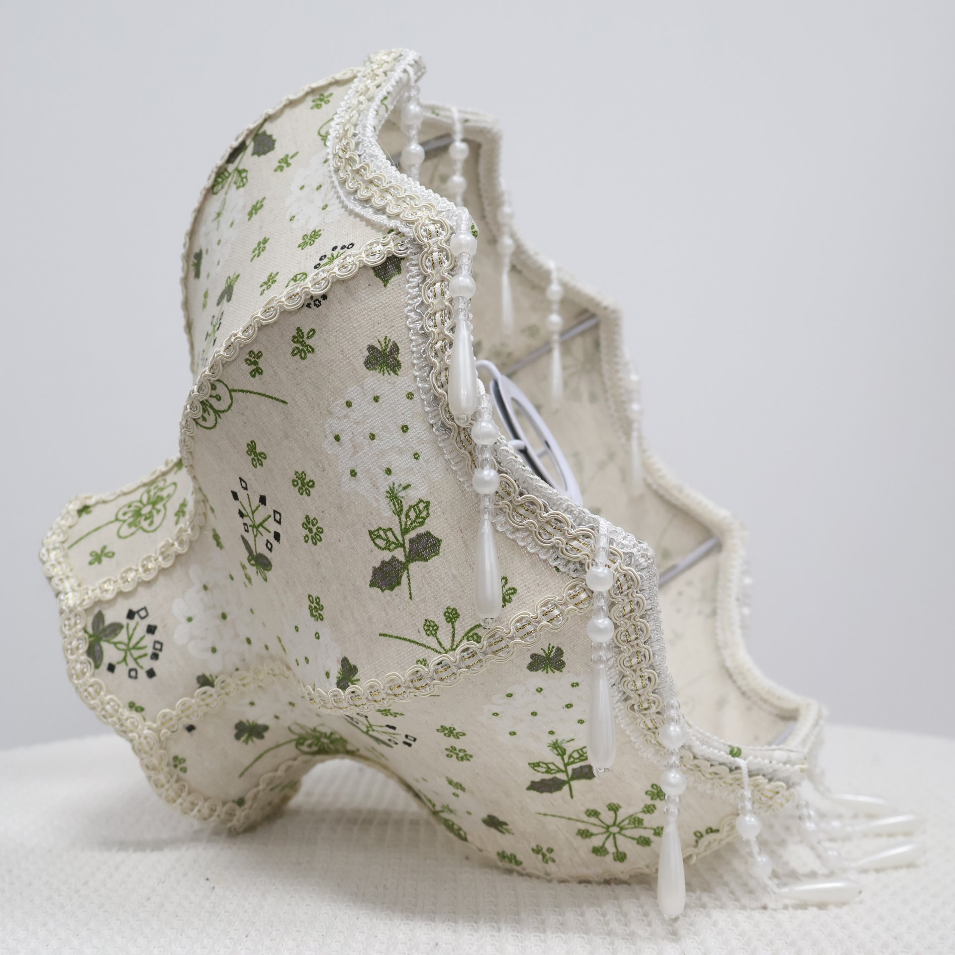 Vintage Floral Fabric Table Lamp Shade, Beige Base Green White Flower Print Lace Trim Crystal Bead Tassel Replacement Lampshade for Table Lamp, Cottage Decor Lamp Cover